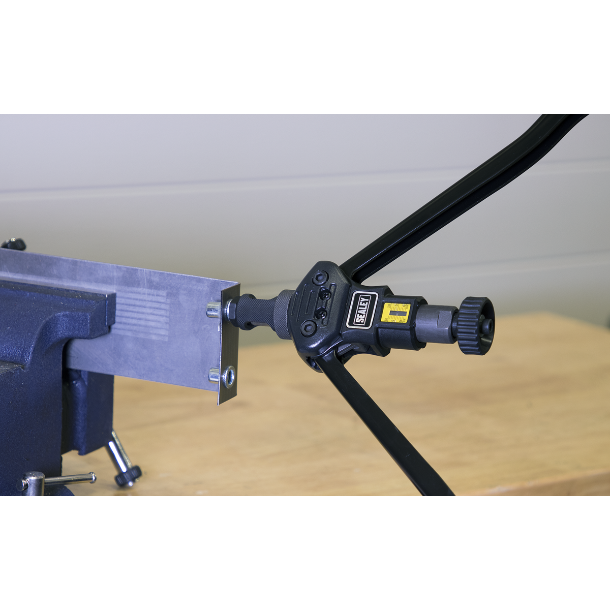 Long-Arm Threaded Nut Riveter