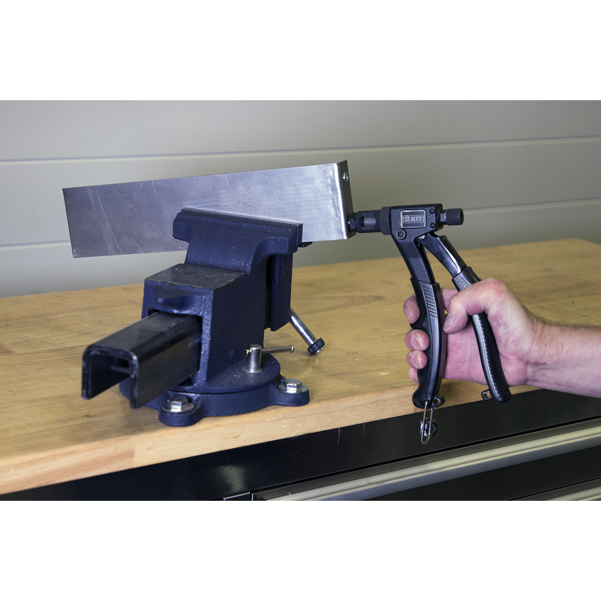 Threaded Nut Riveter