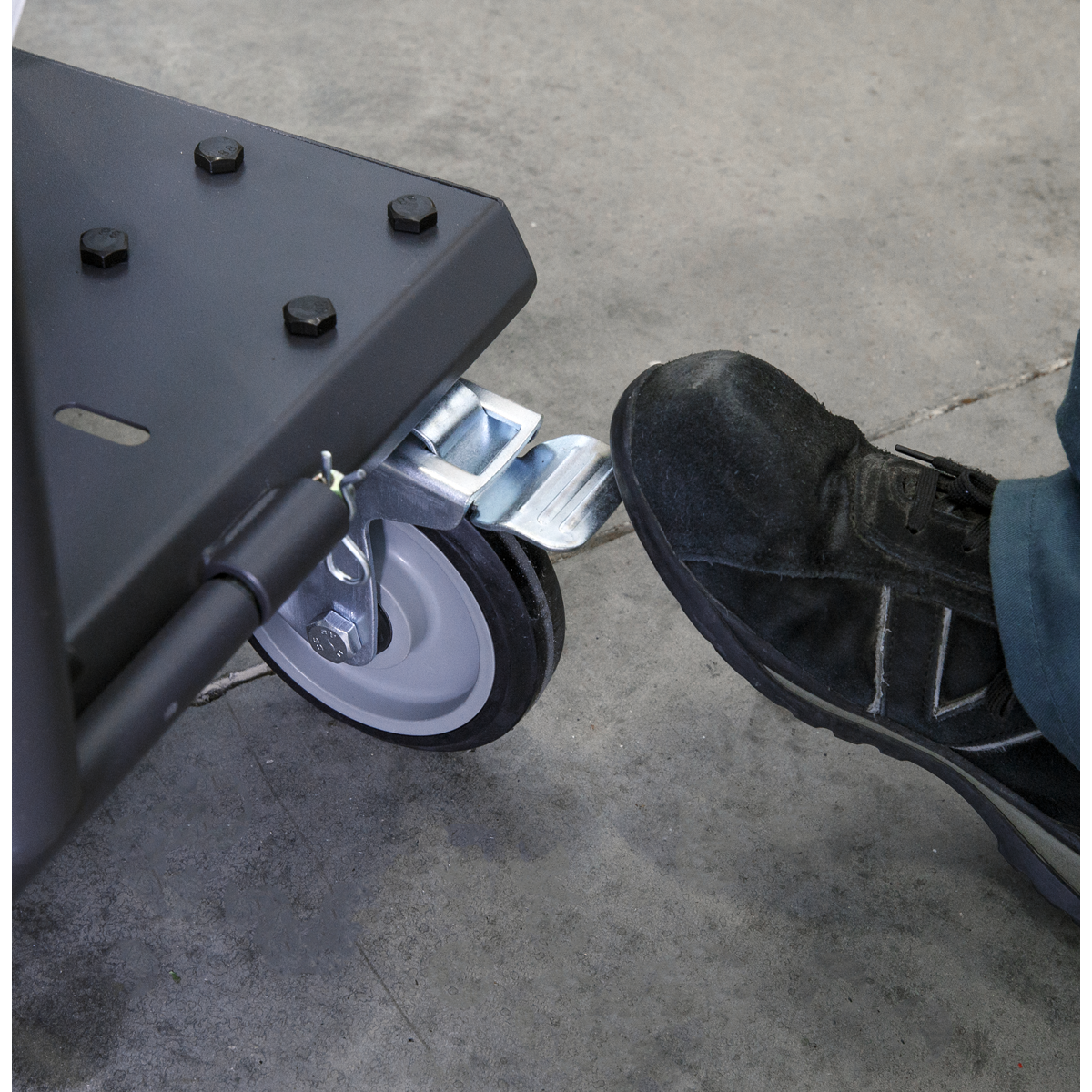 Air Operated Oil Dispensing System with 10m Retractable Hose Reel