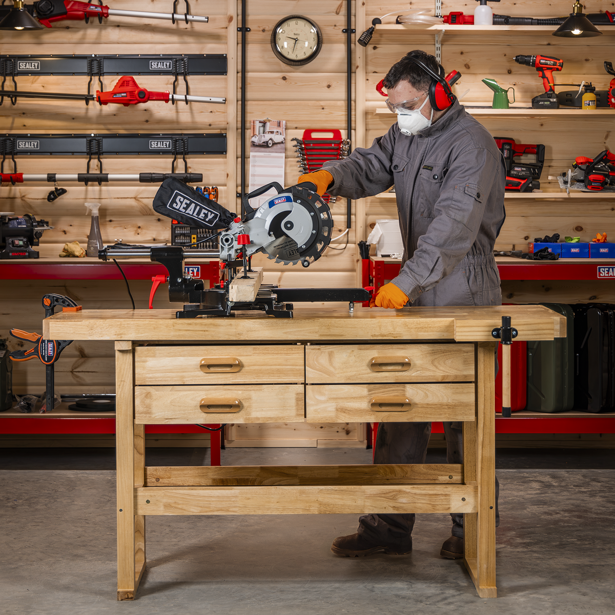 Woodworking Bench with 4 Drawers