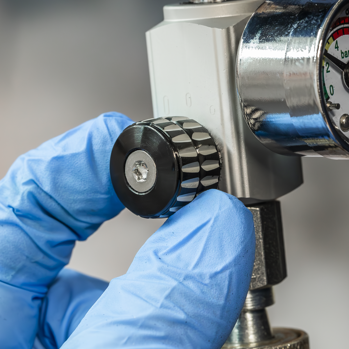 On-Gun Air Pressure Regulator/Gauge