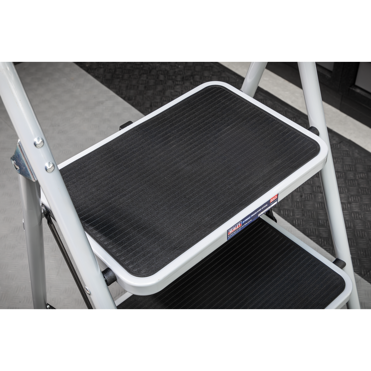 Step Stool 3-Tread 150kg Capacity - BS EN 14183