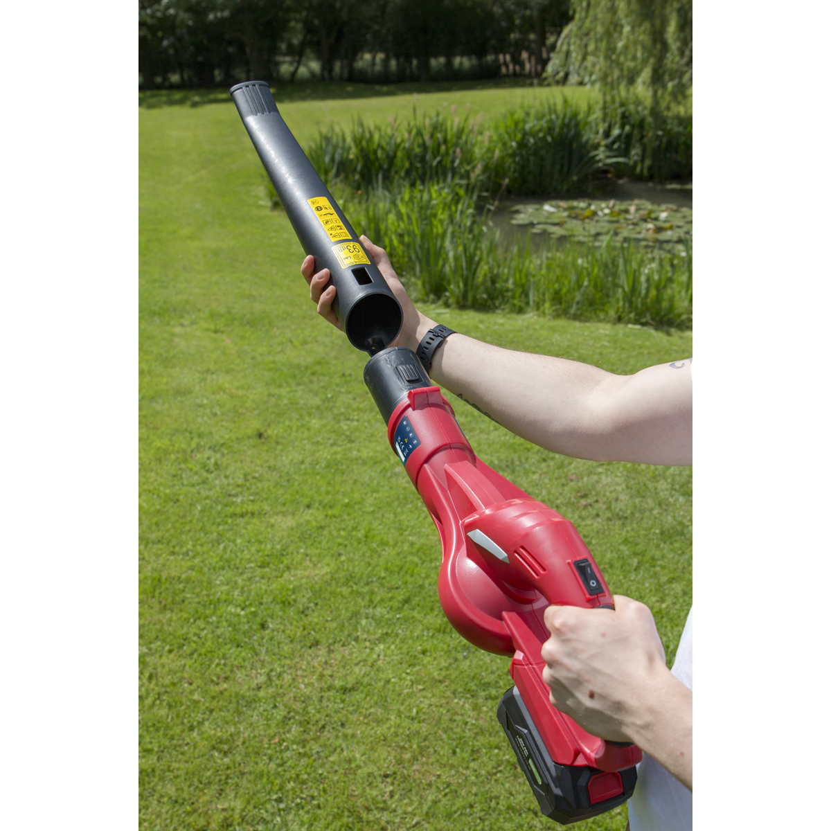 SV20 Series Cordless Leaf Blower with 20V 2Ah Battery & Charger
