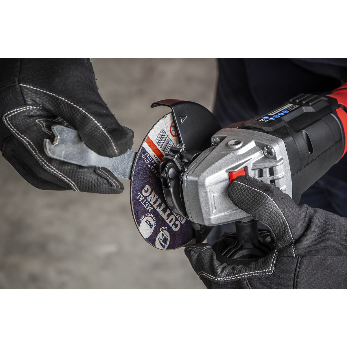 SV20 Series 115mm Cordless Angle Grinder Kit 20V 4Ah