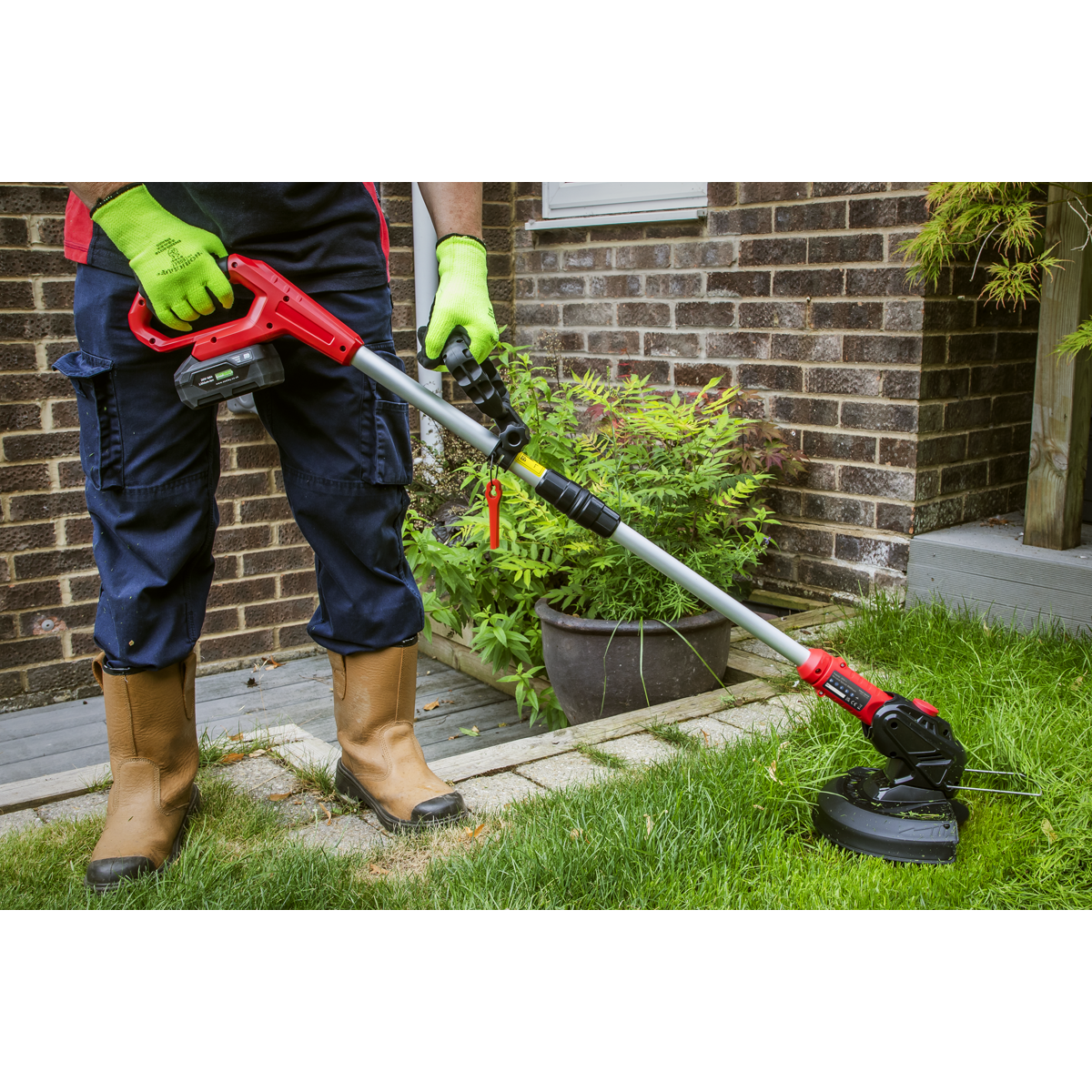 SV20 Series Cordless Trimmer 20V with 4Ah Battery & Charger