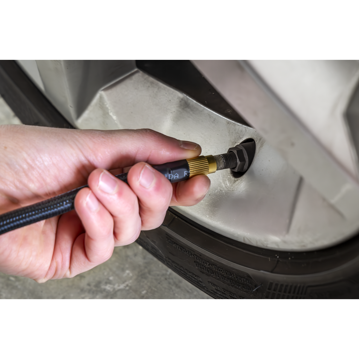 Rechargeable Tyre Inflator & Power Bank with Worklight 12V
