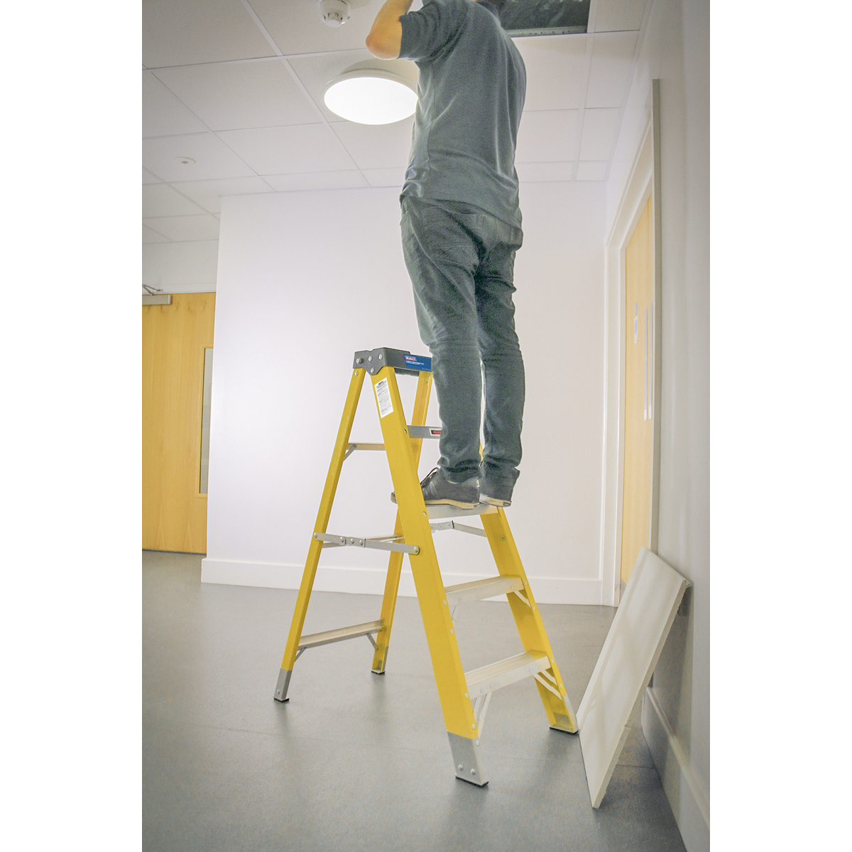 Fibreglass Step Ladder 4-Tread - BS EN 131