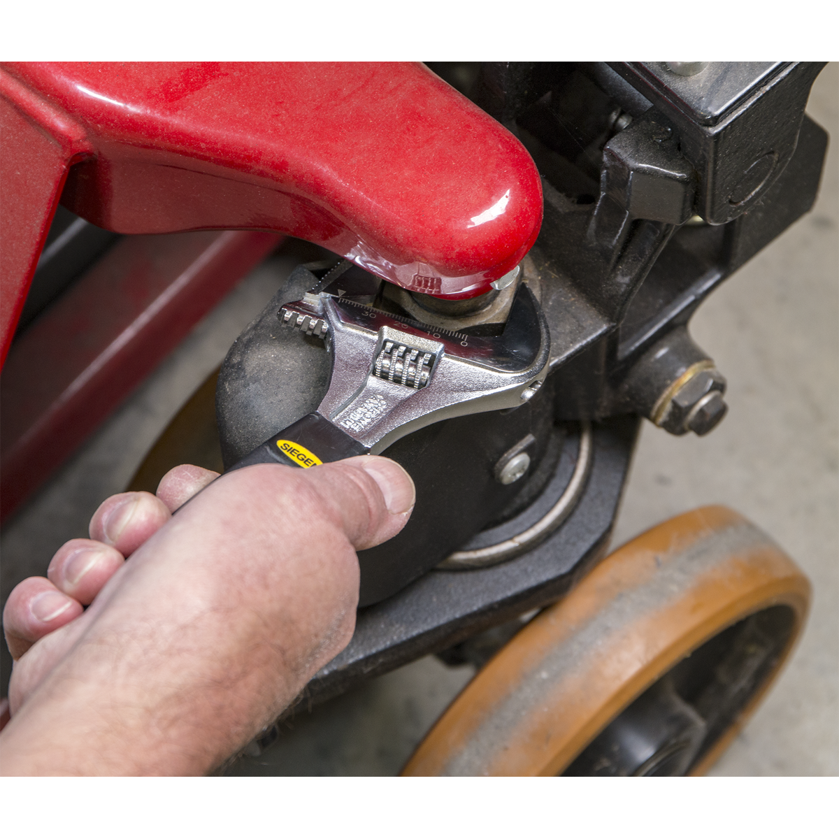Siegen Adjustable Wrench with Extra-Wide Jaw Capacity 200mm