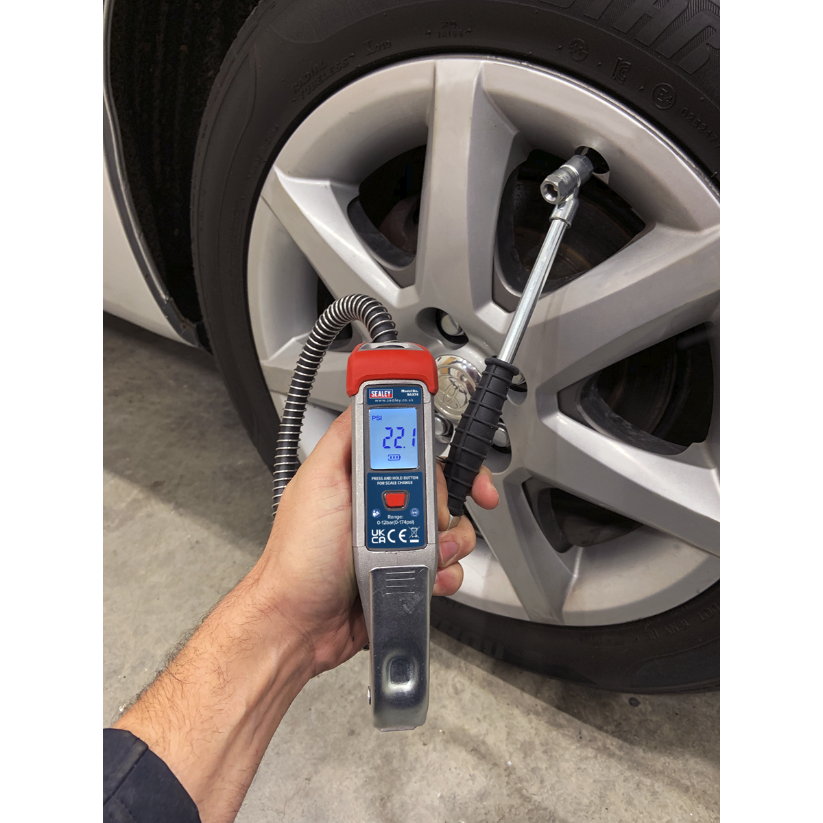 Digital Tyre Inflator with 0.5m Hose & Twin Push-On Connector