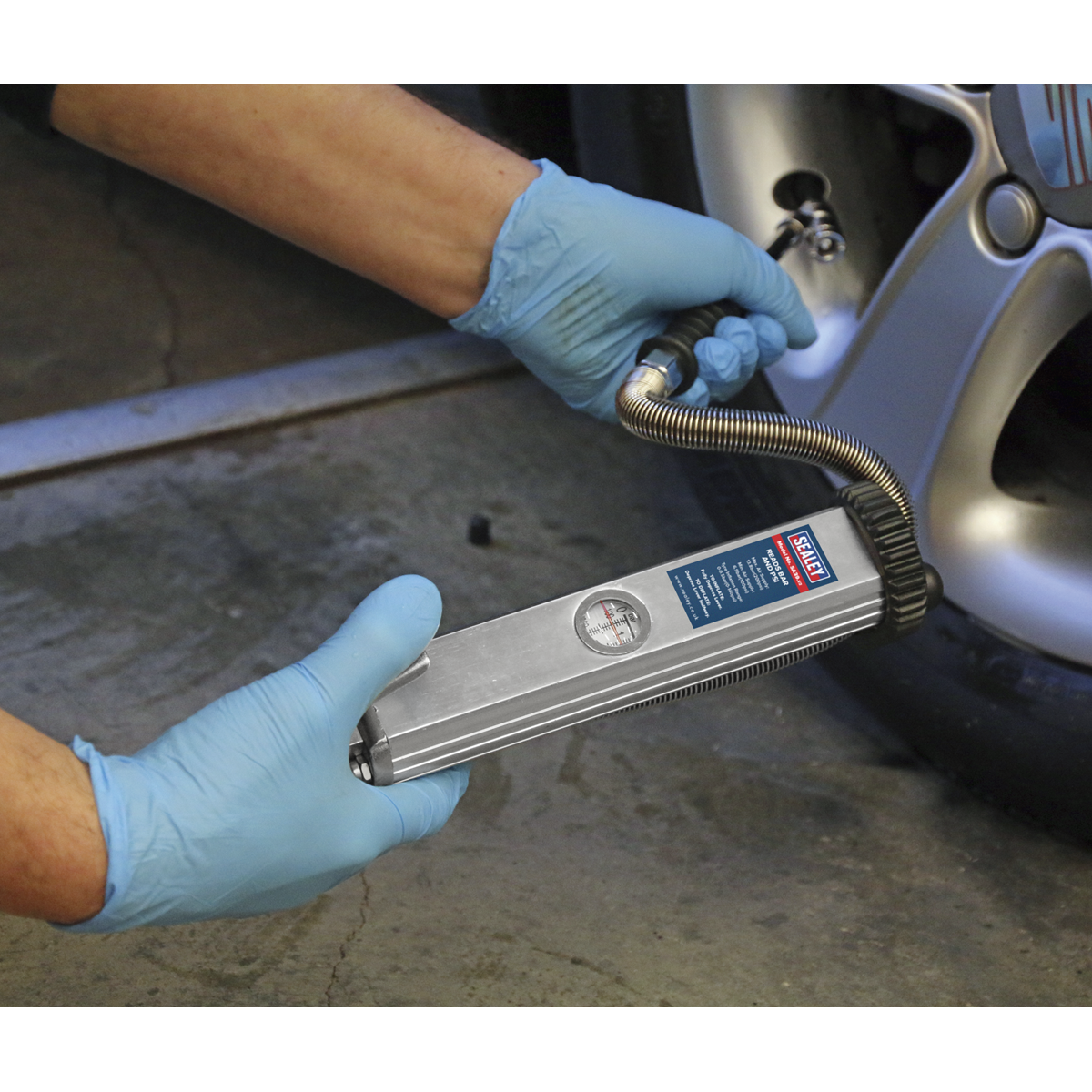 Long Type Tyre Inflator with Twin Push-On Connector