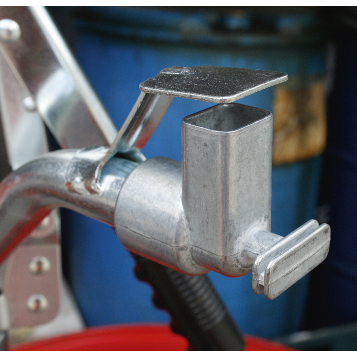 Heavy-Duty Lever Pump with Swivel Handle