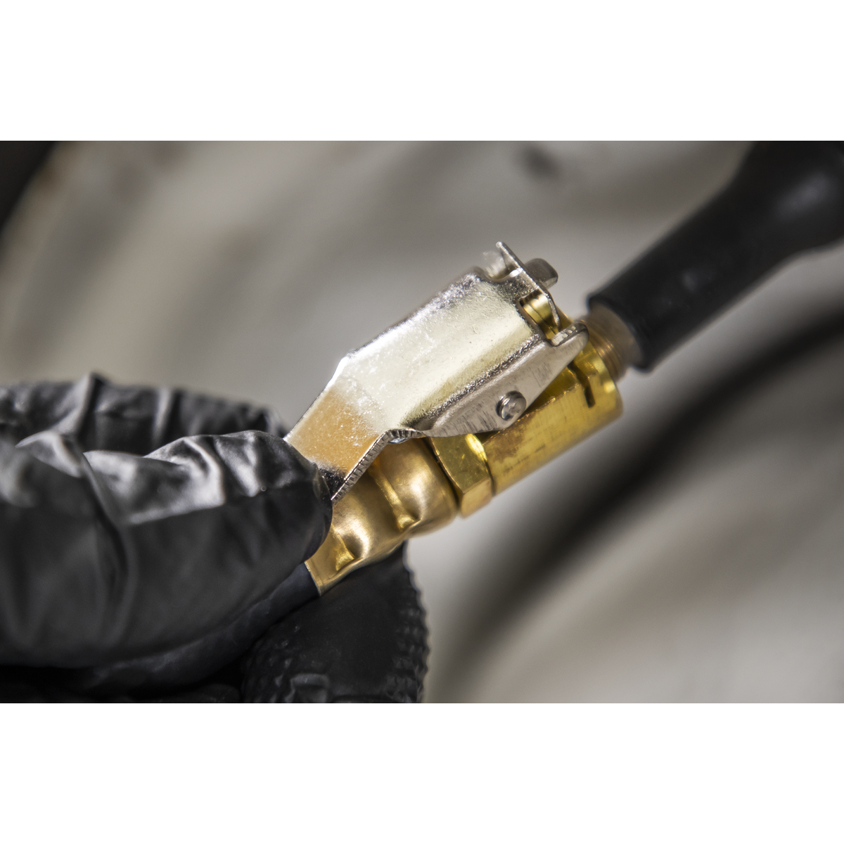 Tyre Pressure Gauge with Clip-On Chuck