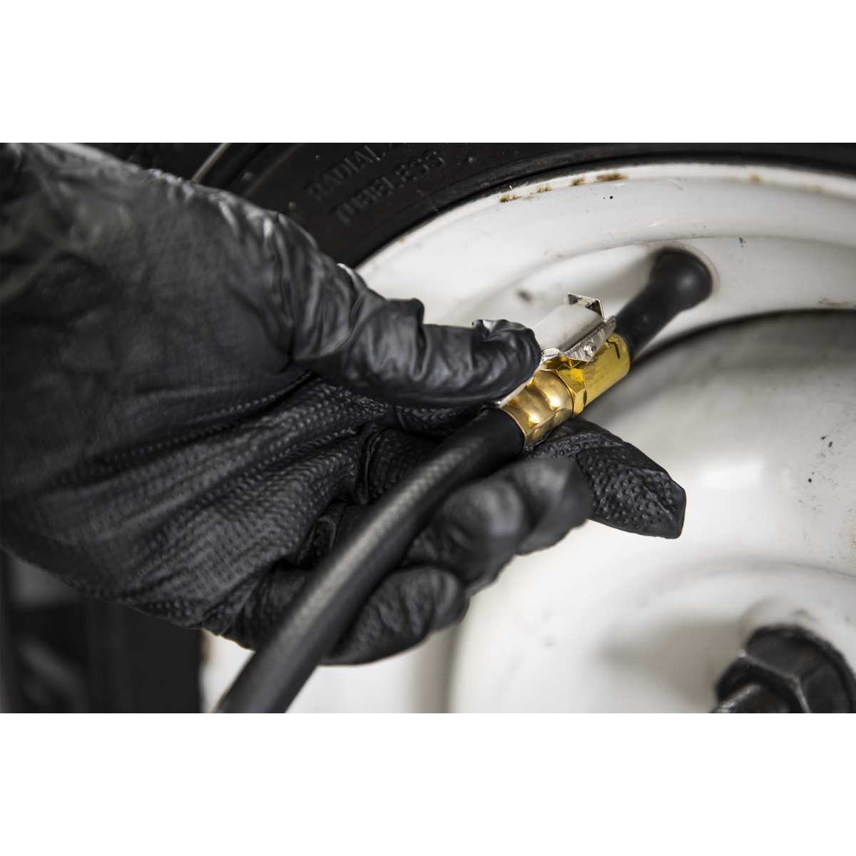 Tyre Pressure Gauge with Clip-On Chuck