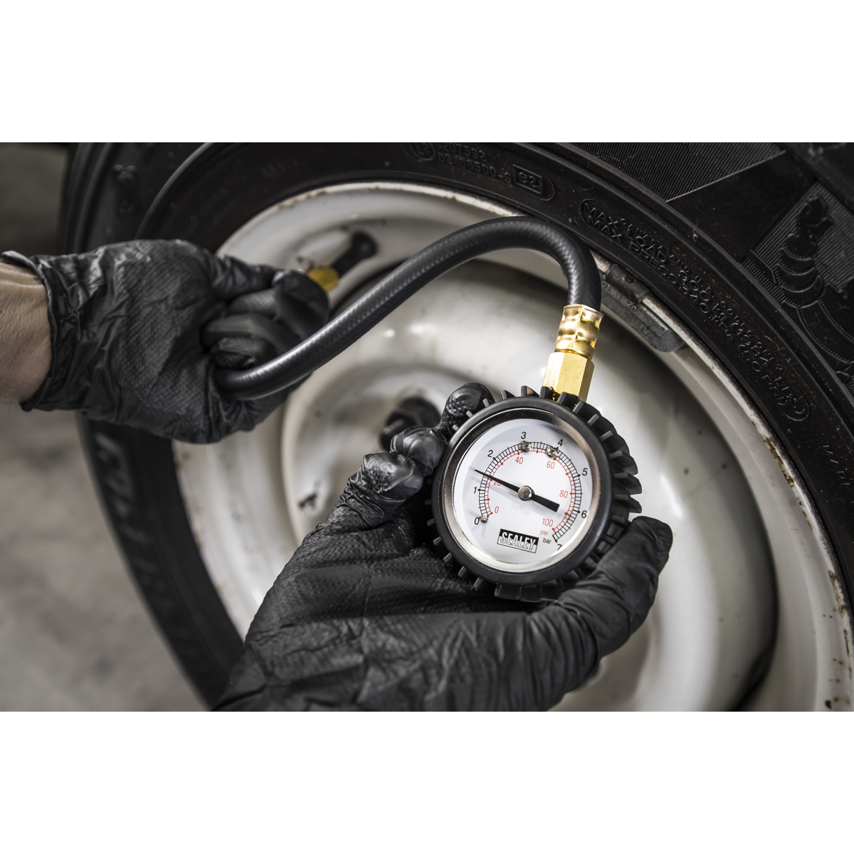 Tyre Pressure Gauge with Clip-On Chuck