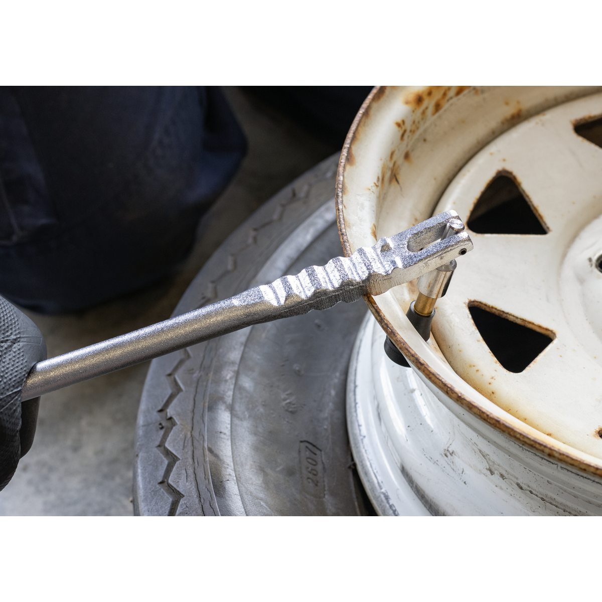 Tyre Valve Installer