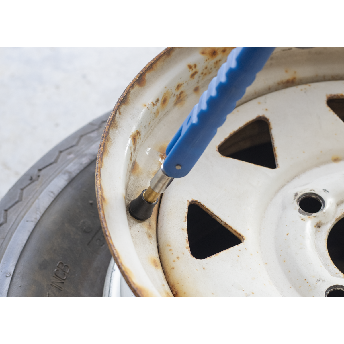 Alloy Rim Tyre Valve Installer