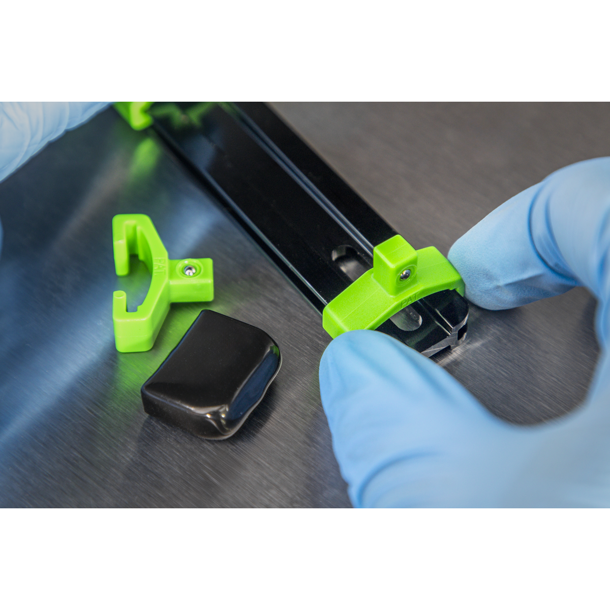 Premier Socket Retaining Rail with 16 Clips 1/4"Sq Drive - Hi-Vis Green