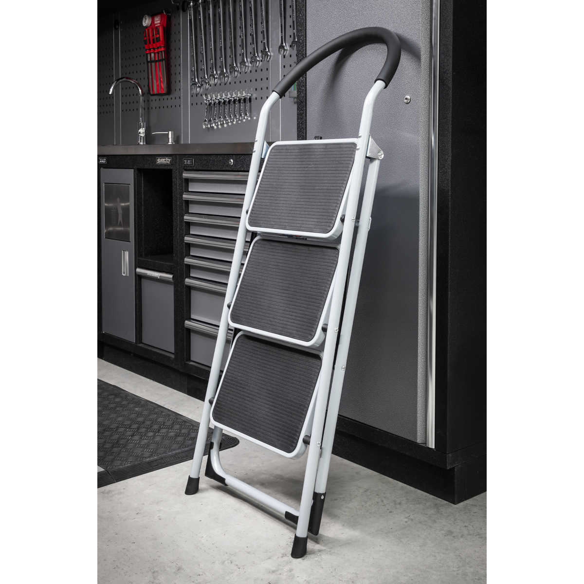 Step Stool 3-Tread 150kg Capacity - BS EN 14183
