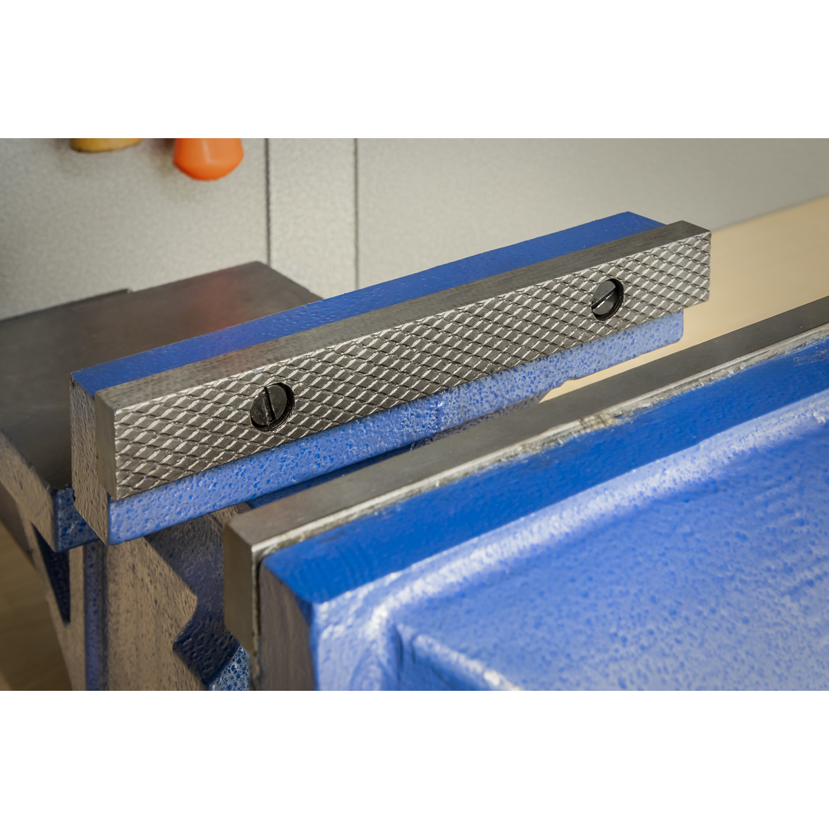 Professional Heavy-Duty Fixed Base Vice 200mm