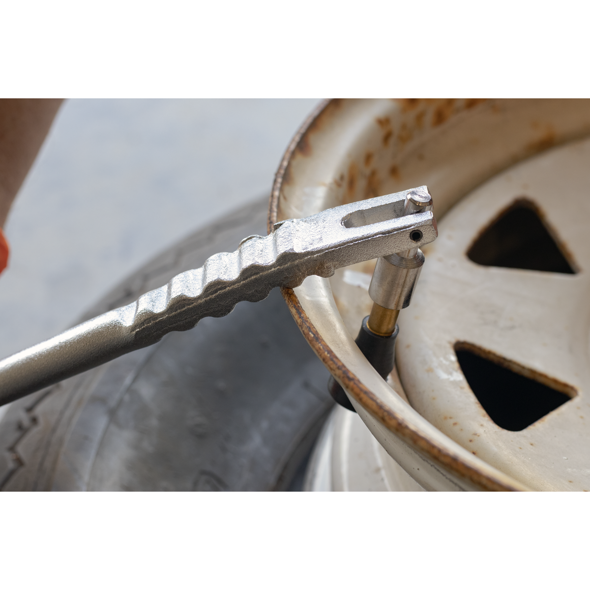 Tyre Valve Installer