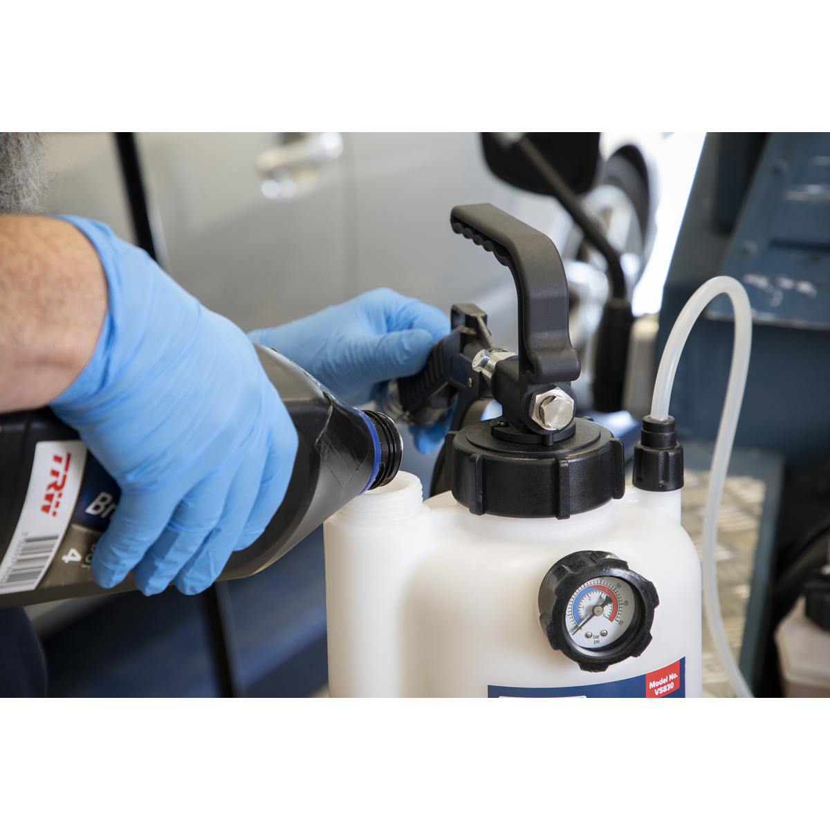 Pneumatic Brake & Clutch Bleeder 2.5L
